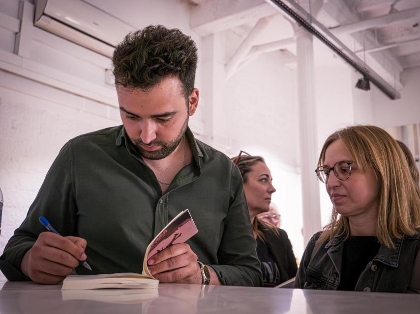 Turró firmando su libro.