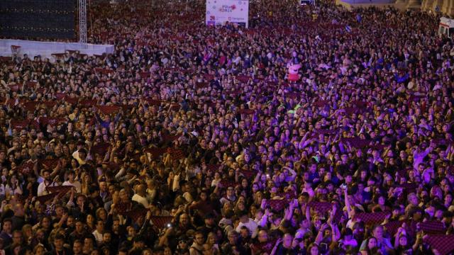 Marea de cachirulos ayer en la plaza del Pilar, durante el Pregón.