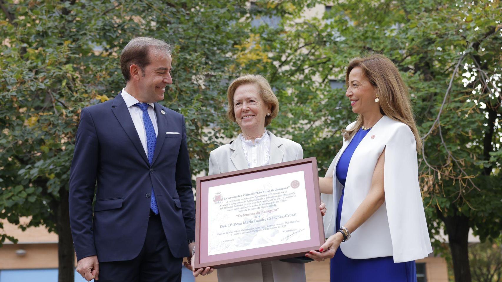 Este año se ha entregado la distinción 'Defensora de Zaragoza' a la doctora en Derecho Rosa María Bandrés.