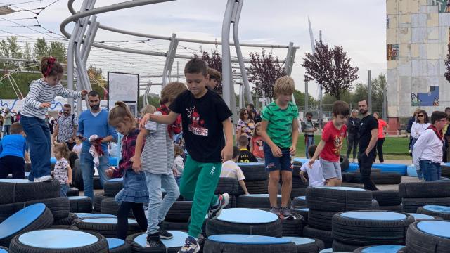 Varios niños juegan en una de las zonas del Río y Juego.