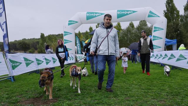 Imagen de algunos de los participantes en el Canicross de Valladolid de este domingo