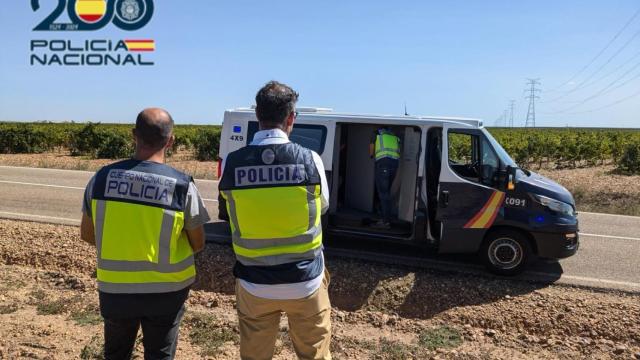 Imagen de los agentes en el lugar donde ha sido detenido el empresario