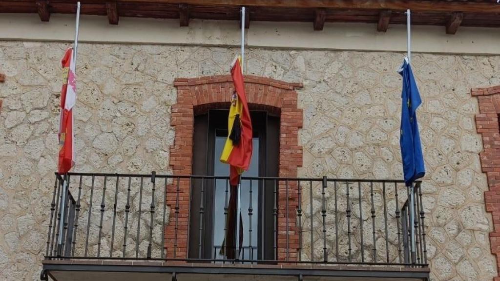 Las banderas del Ayuntamiento de Traspinedo ondean a media asta por la muerte de su vecino Valentín