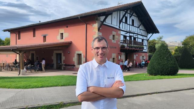 El chef Beñat Ormaetxea con su restaurante Jauregibarria, al fondo.