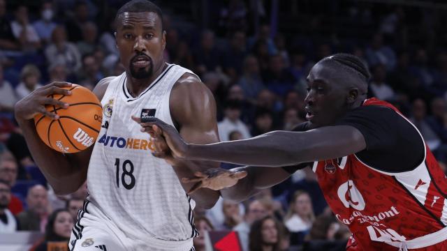 Ibaka trata de superar a Bango durante el partido entre Real Madrid y Casademont Zaragoza.