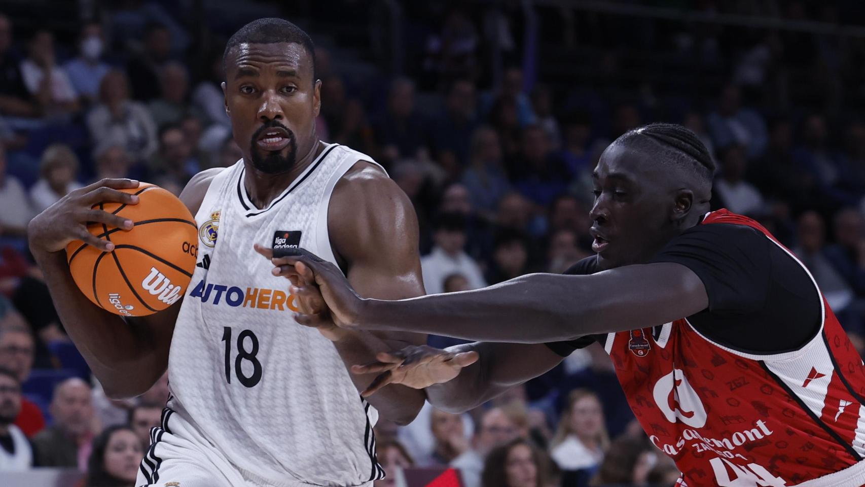 Ibaka trata de superar a Bango durante el partido entre Real Madrid y Casademont Zaragoza.