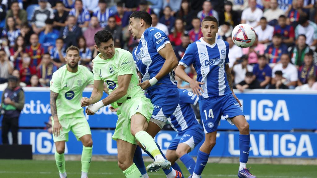 Lewandowski remata para hacer el 0-1 para el Barça.