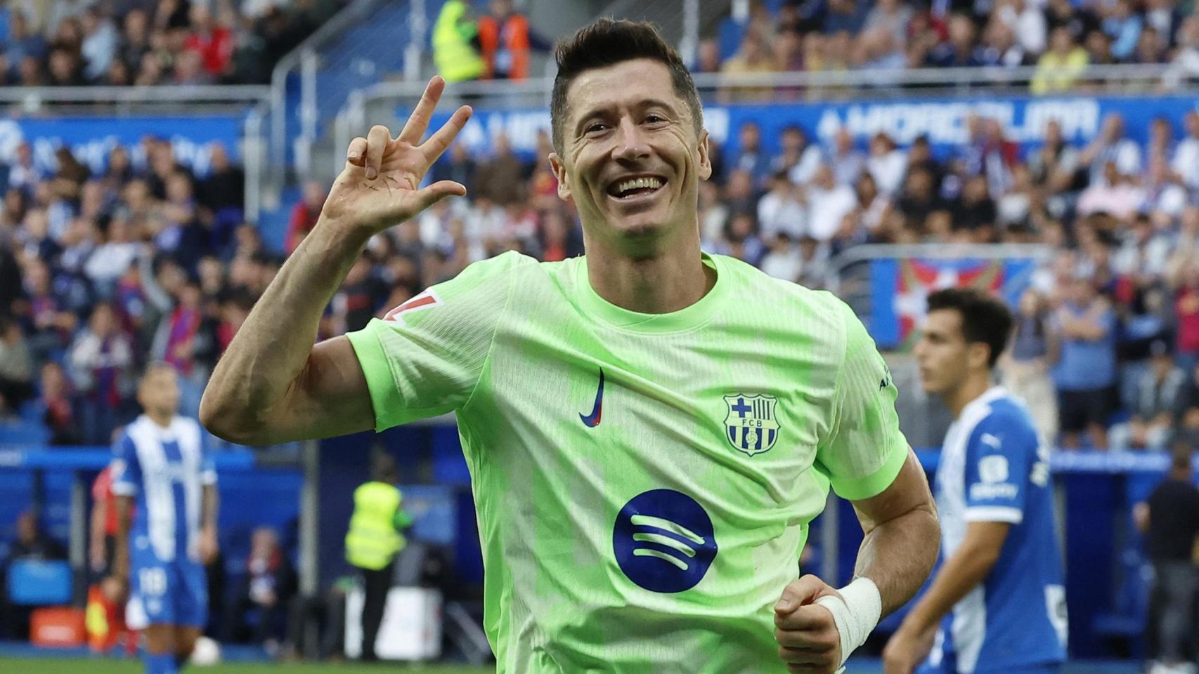 Lewandowski celebra su hat-trick contra el Alavés.