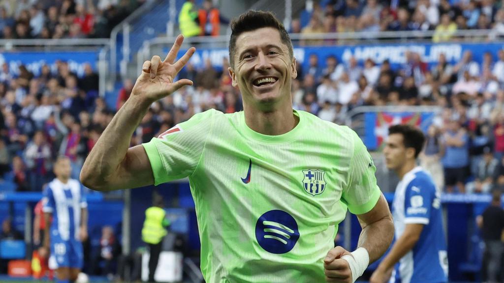 Lewandowski se divierte con un hat-trick ante el Alavés y sitúa al Barcelona como líder en solitario de La Liga