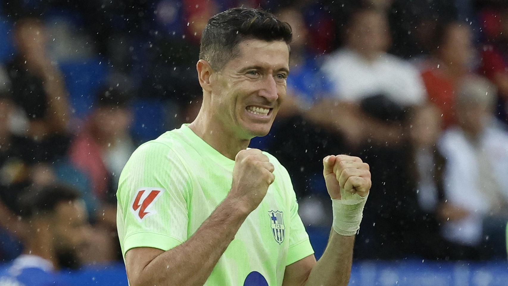 Lewandowski celebra uno de sus tres goles contra el Alavés.