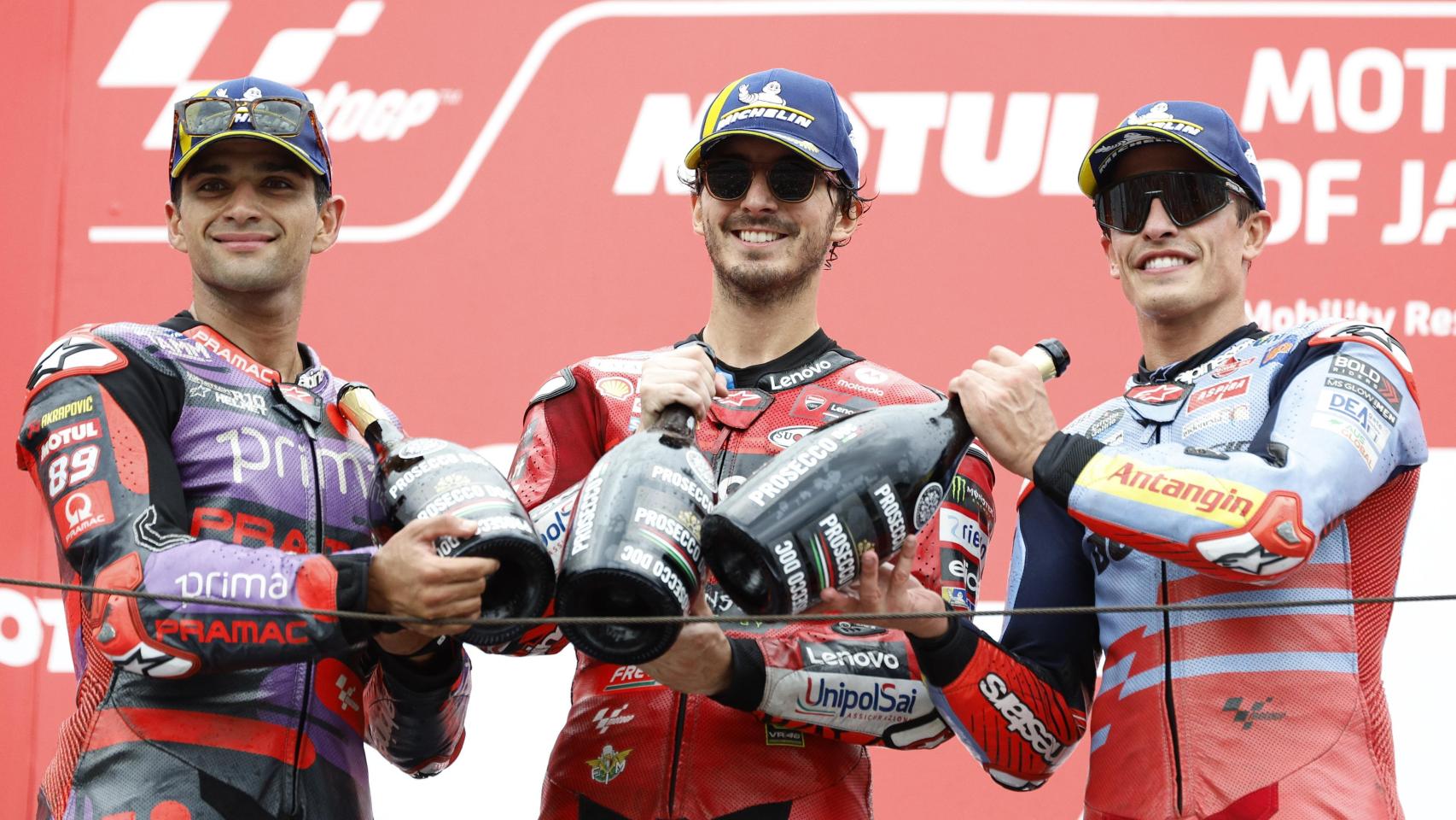 Jorge Martín, Bagnaia y Marc Márquez, posan en el podio del GP de Japón.