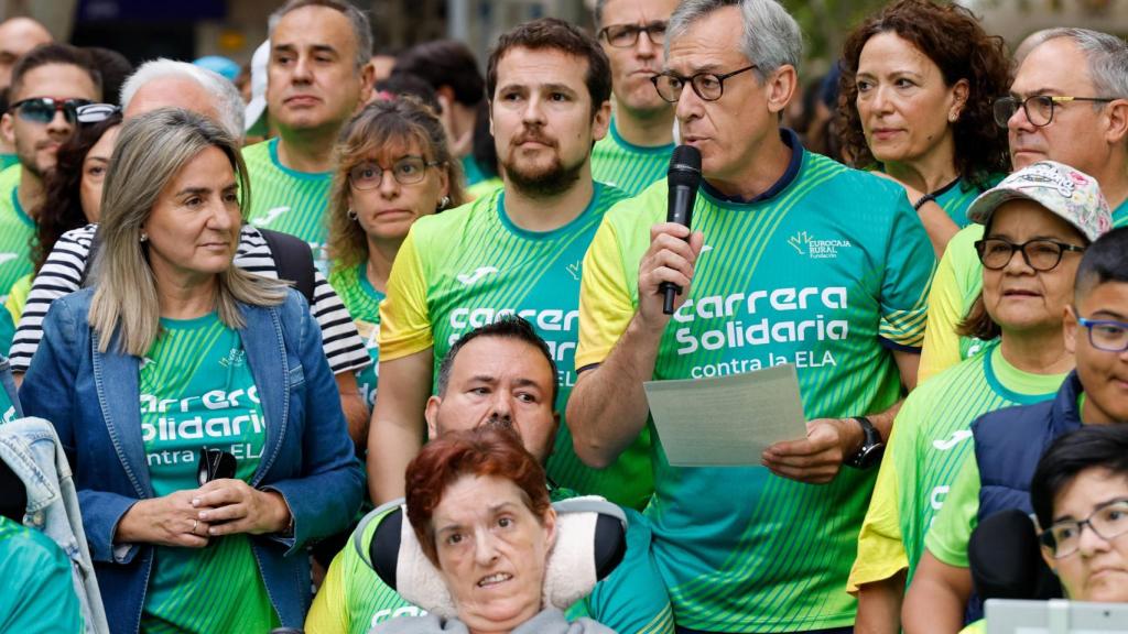 Javier López Martín dirige unas palabras a los asistentes de la Carrera contra la ELA.