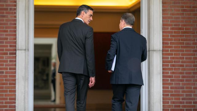 Pedro Sánchez y Emiliano García-Page, el pasado viernes en el Palacio de la Moncloa.