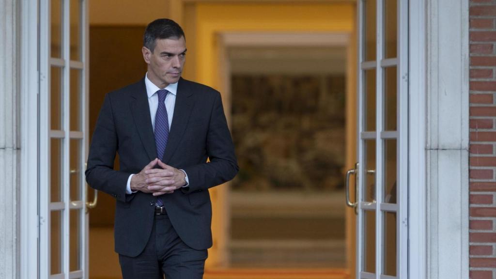 El presidente Pedro Sánchez, el viernes a las puertas de la Moncloa, antes de recibir al presidente electo del Consejo Europeo, António Costa,.