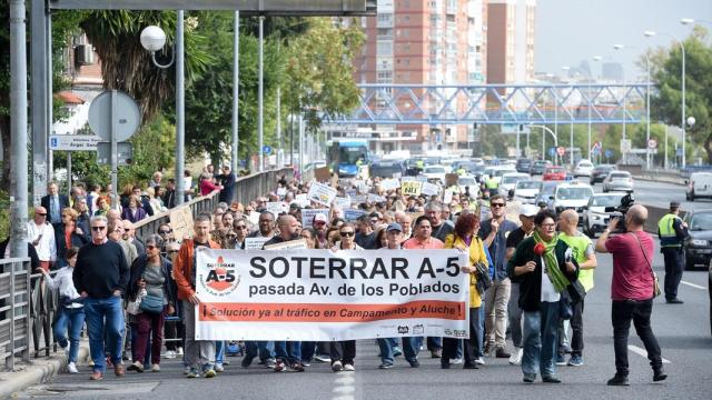 Decenas de personas durante una manifestación para reclamar el soterramiento de la A-5, en el Paseo de Extremadura, este domingo.