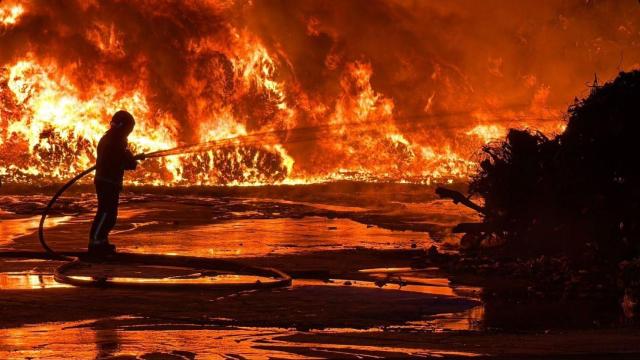 Un gran incendio en el exterior de una planta de reciclaje quema 1.000 m2 de plásticos en Arganda del Rey