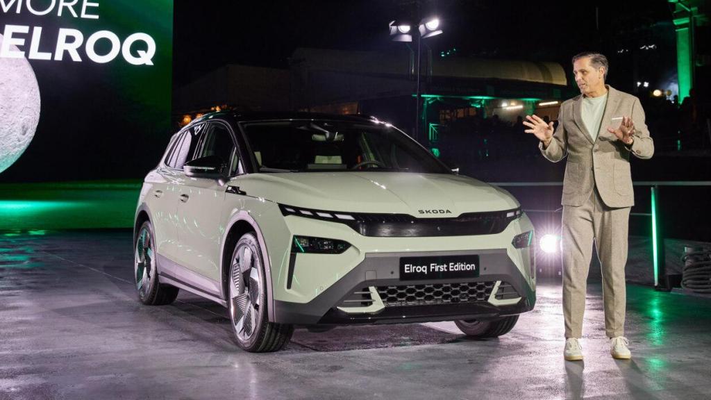 Klaus Zellmer, CEO de Skoda, junto al Skoda Elroq.