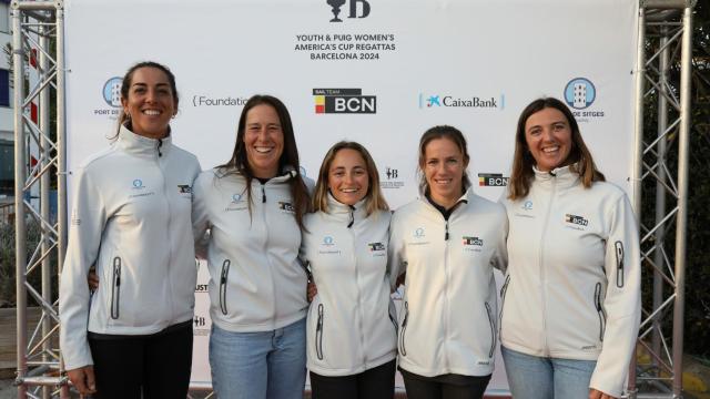 Las regatistas españolas Támara Echegoyen, Silvia Mas, Paula Barceló, María Cantero y Neus Ballester forman la tripulación del Sail Team BCN en la primera Copa América femenina de la historia.