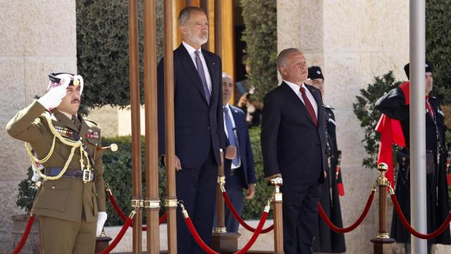 El rey Felipe VI (c-i) junto al rey Abdalá II de Jordania, durante el encuentro que celebraron este domingo en Amán, y que puso fin a su visita a Jordania.