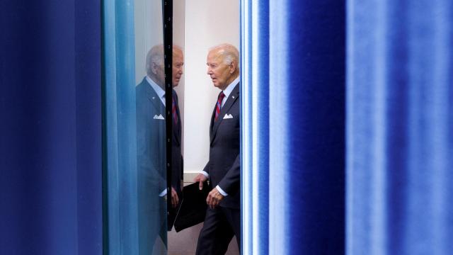 El presidente estadounidense Joe Biden camina hacia el podio durante una conferencia de prensa diaria con la secretaria de prensa Karine Jean-Pierre en la Casa Blanca en Washington, Estados Unidos, el 4 de octubre de 2024.