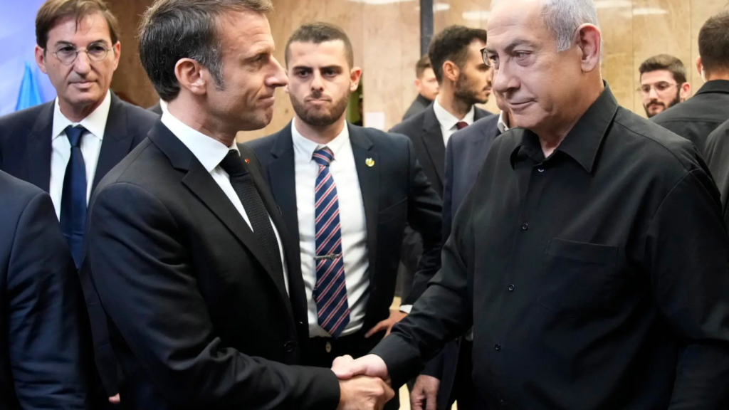 El primer ministro israelí, Benjamin Netanyahu (derecha), le da la mano al presidente francés, Emmanuel Macron, después de una conferencia de prensa conjunta en Jerusalén, el 24 de octubre de 2023.