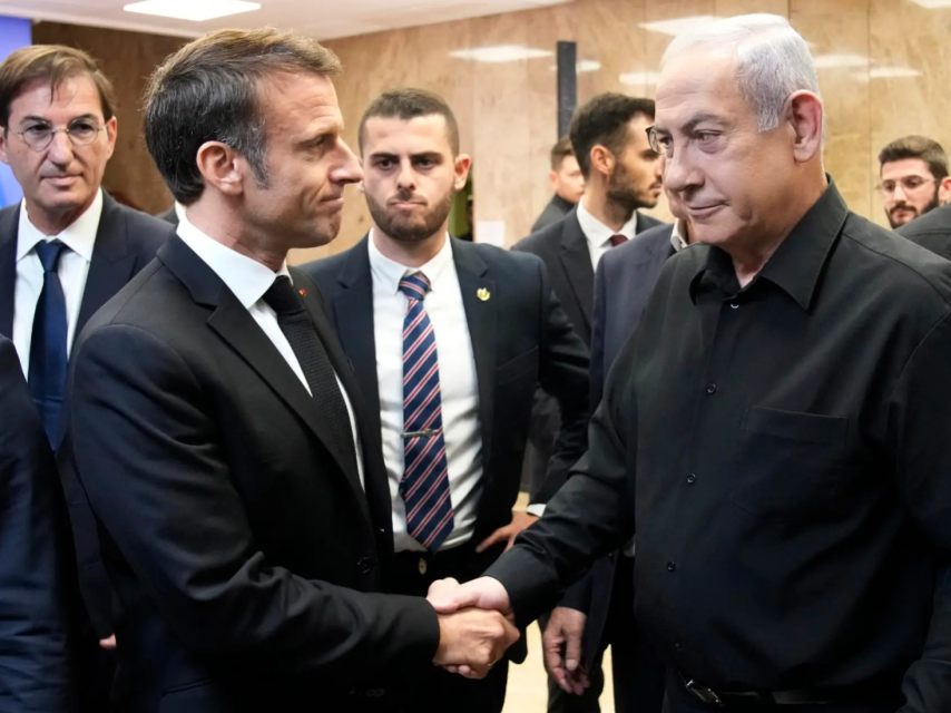 El primer ministro israelí, Benjamin Netanyahu (derecha), le da la mano al presidente francés, Emmanuel Macron, después de una conferencia de prensa conjunta en Jerusalén, el 24 de octubre de 2023.