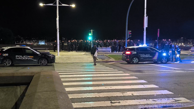 La policía de A Coruña controla a los ultras del Málaga en el Paseo Marítimo