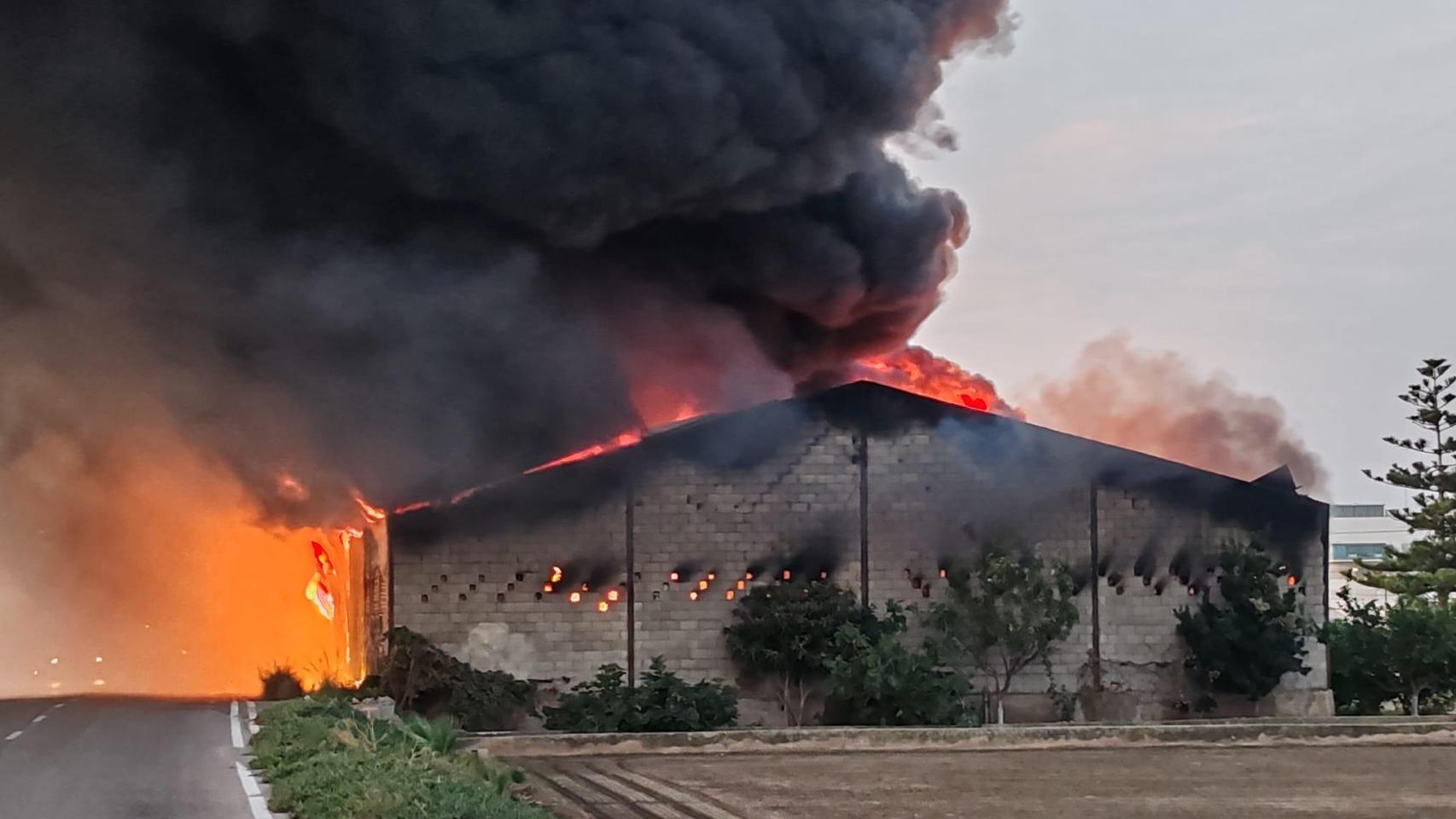 La nave incendiada este domingo por la mañana. EE