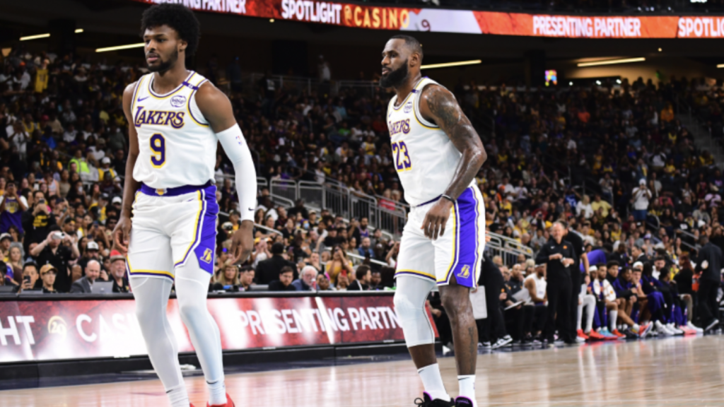 Bronny y LeBron James, en su primer partido juntos en la NBA