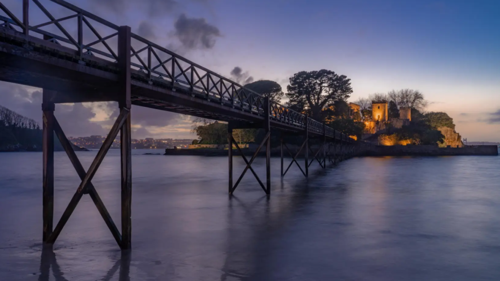 Puente y castillo de Santa Cruz, en Oleiros.