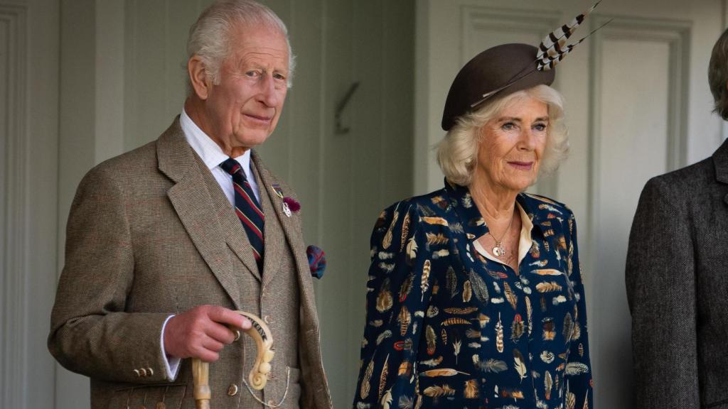 El rey Carlos III junto a su mujer, Camilla, en un acto público en Braemar, Escocia, el pasado mes de septiembre.