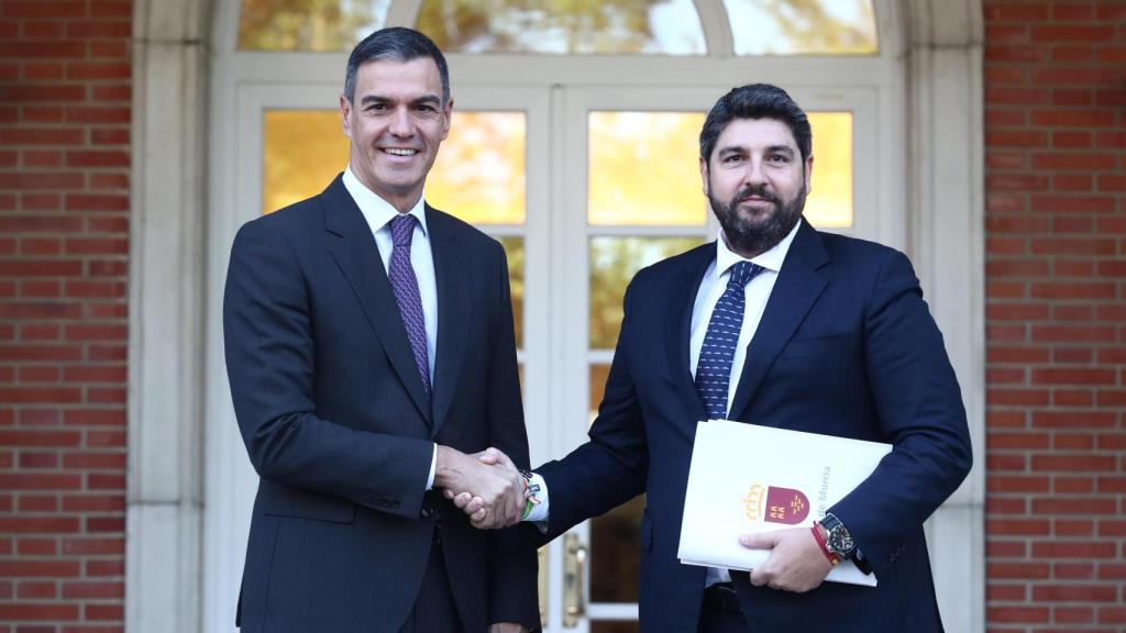 Pedro Sánchez y Fernando López Miras, el viernes pasado, a las puertas del Palacio de la Moncloa.