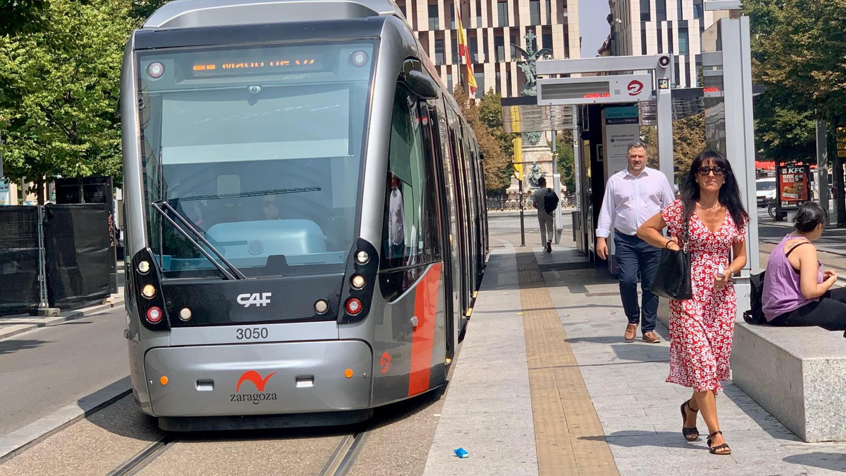 El tranvía, a su paso por el paseo de la Independencia de Zaragoza.