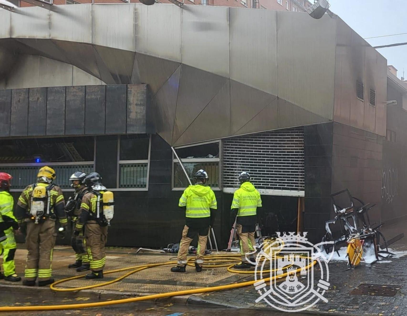 Los Bomberos de Burgos trabajando en el incendio declarado en la bolera