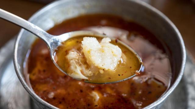 Sopa con pan y ajo.