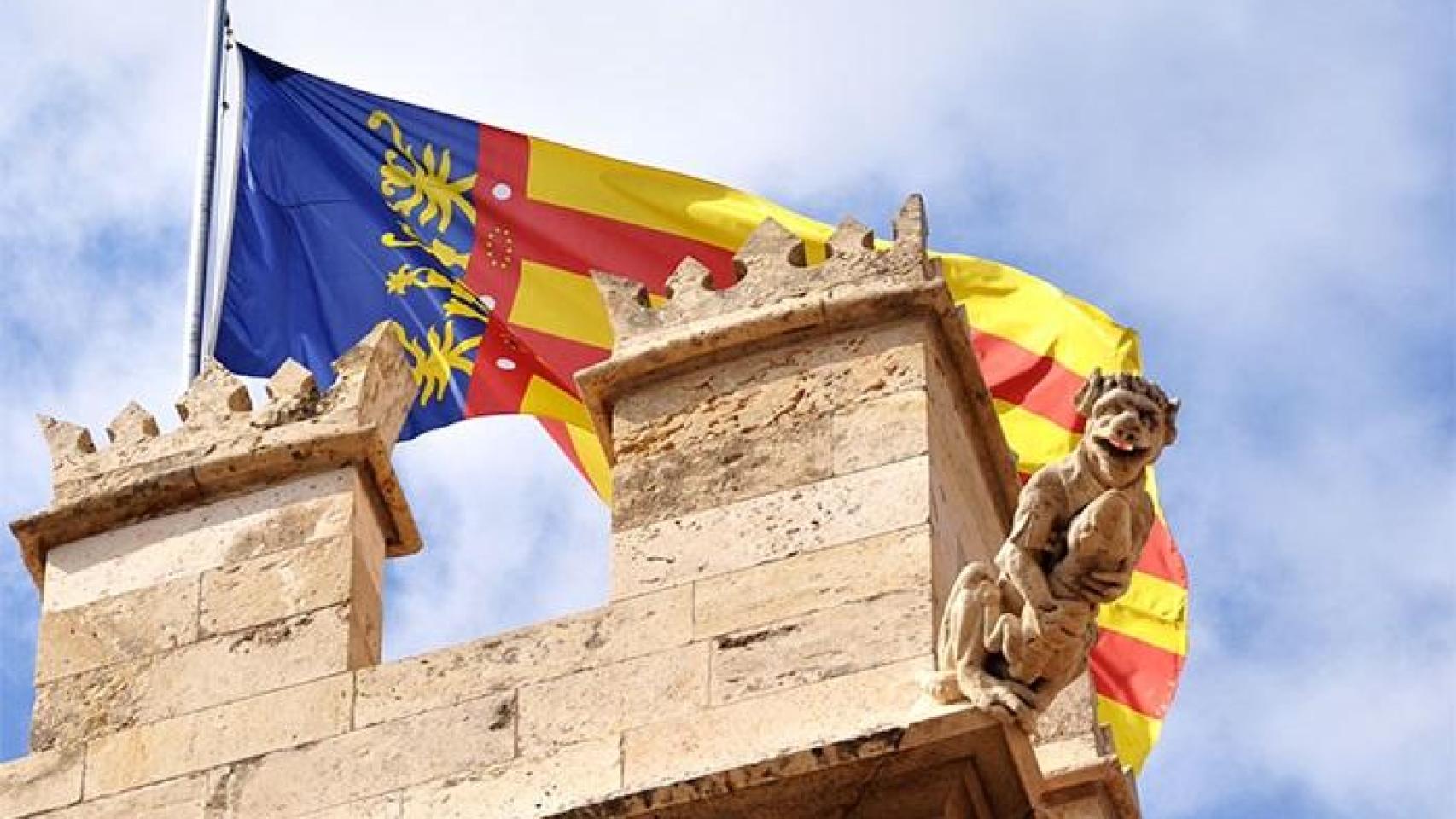 La 'Reial Senyera', en la Lonja de la Seda de Valencia. A taste of my life