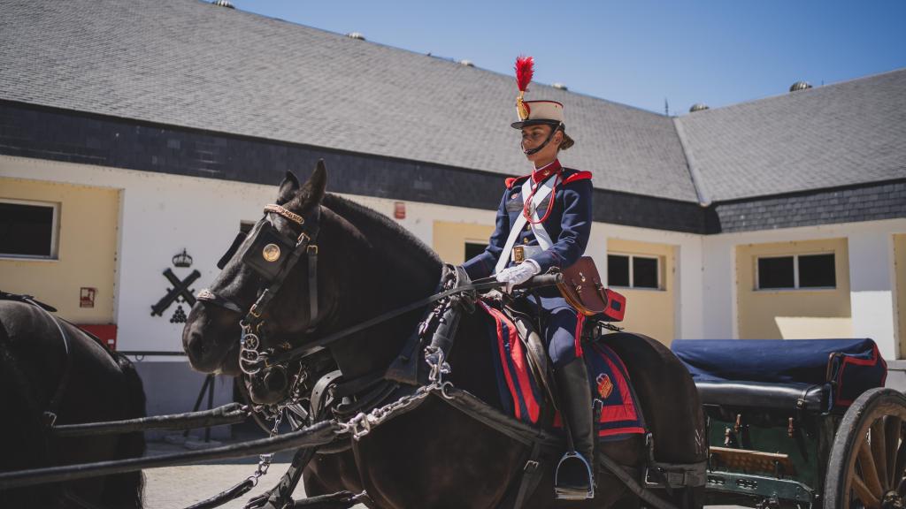 Una jinete de la Batería Real de la Guardia Real sobre caballos hispano-bretones.