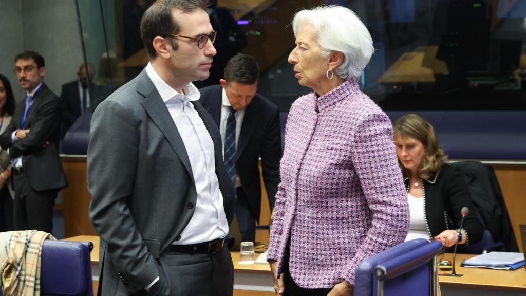 El ministro de Economía, Carlos Cuerpo, conversa con la presidenta del BCE, Christine Lagarde, durante el Eurogrupo de este lunes en Luxemburgo