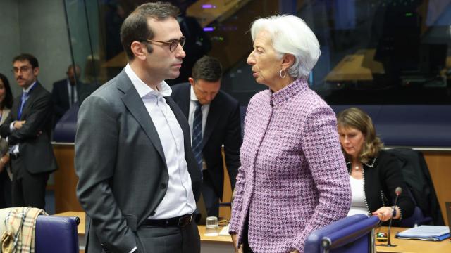 El ministro de Economía, Carlos Cuerpo, conversa con la presidenta del BCE, Christine Lagarde, durante el Eurogrupo de este lunes en Luxemburgo.