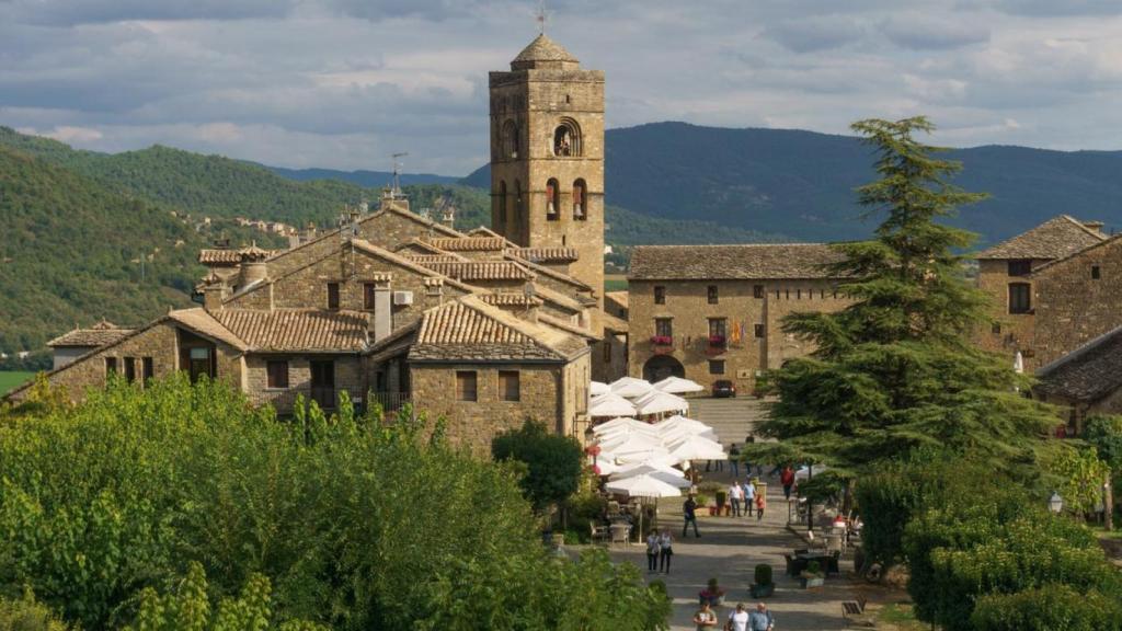 Antigua iglesia en la plaza del pueblo en el pueblo medieval de Aínsa.