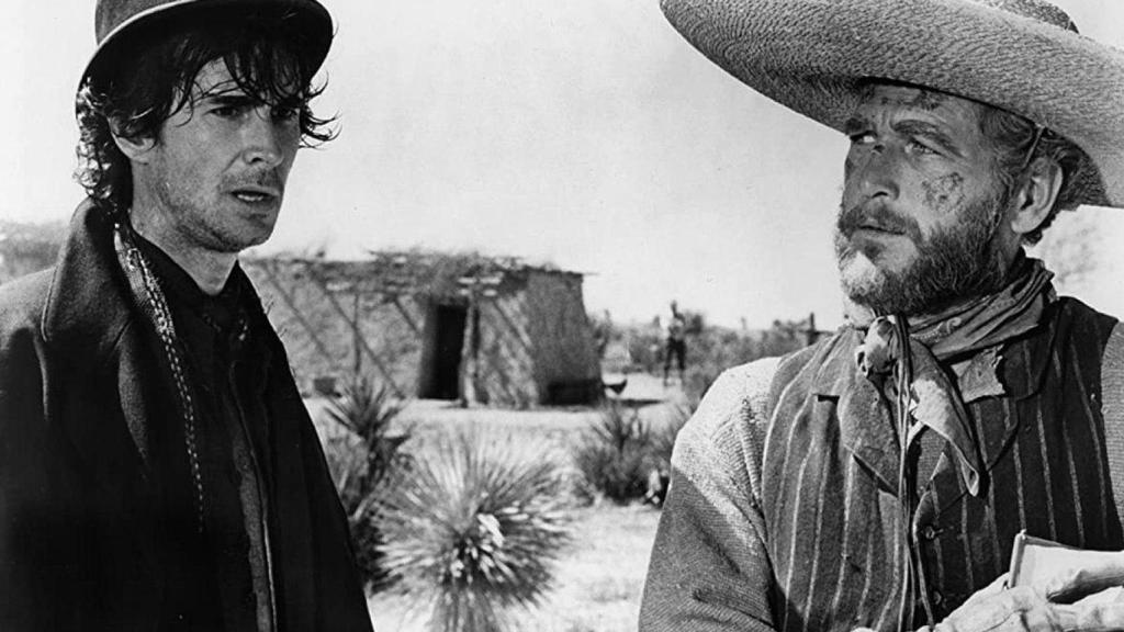 Anthony Perkins (izquierda) y Paul Newman (derecha) en 'El juez de la horca' (1972).