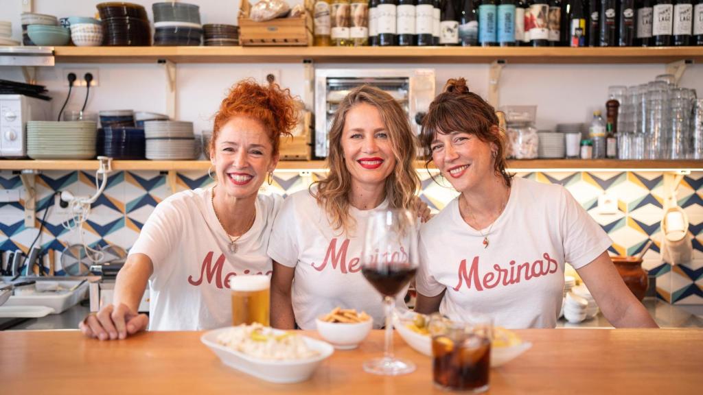 Marta Belenguer, Lisi Linder y Lorena López en la barra de Merinas.