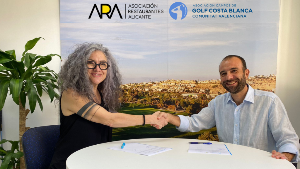 Firma del convenio entre la Asociación de Restaurantes Alicante (ARA) y la Asociación de campos de golf de la Costa Blanca y Comunitat Valenciana (ACGCBCV).