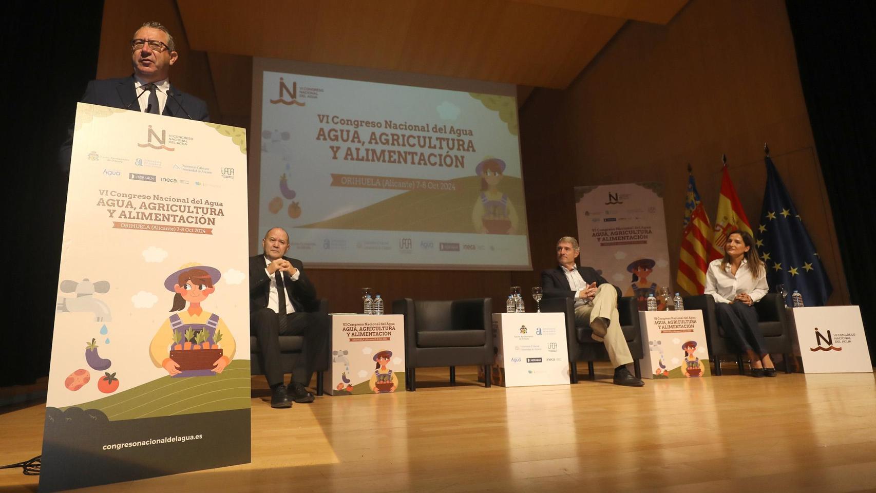 Toni Pérez, izquierda, en la inauguración de este lunes del Congreso Nacional del Agua en Orihuela.