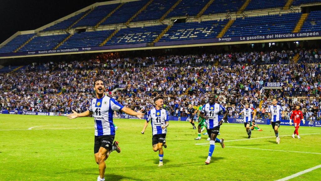 Soldevila celebra su gol ante el Antequera en un Rico Pérez eufórico.