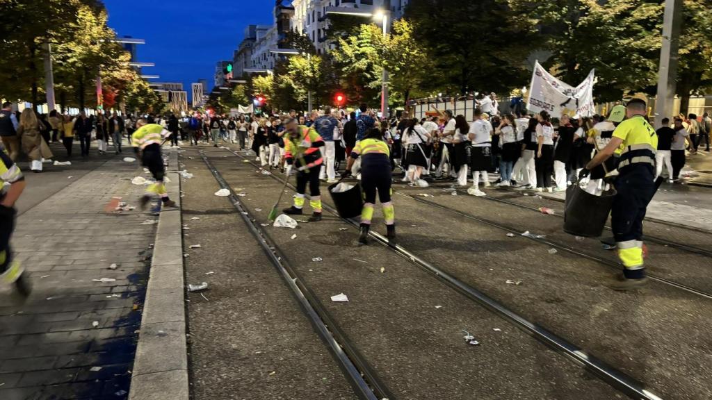 El servicio de limpieza de FCC trabajando durante las Fiestas del Pilar.