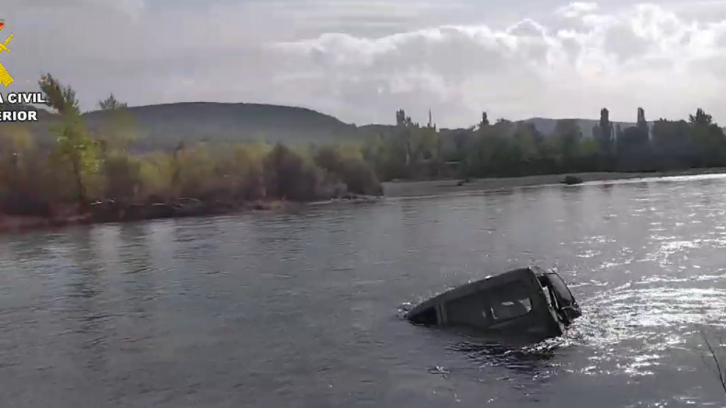 La furgoneta sumergida en el río Cinca en Aínsa.