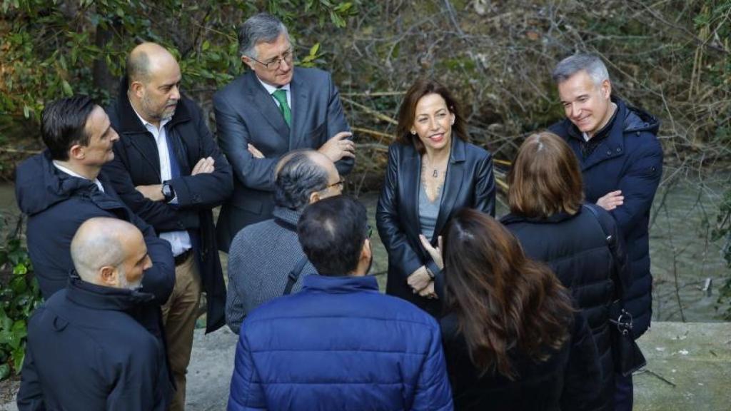 Representantes políticos en la rivera del Huerva en enero 2024.