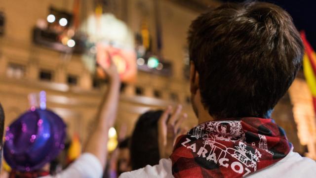 Un zaragozano con el cachirulo en la plaza del Pilar.