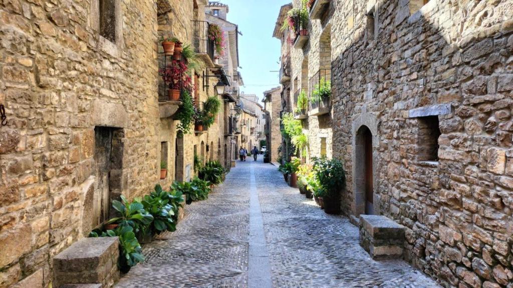 Calles empedradas del pueblo de Aínsa, en Huesca.